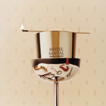 SISTERS AROMA Свічка Hotel Santal, 150 г